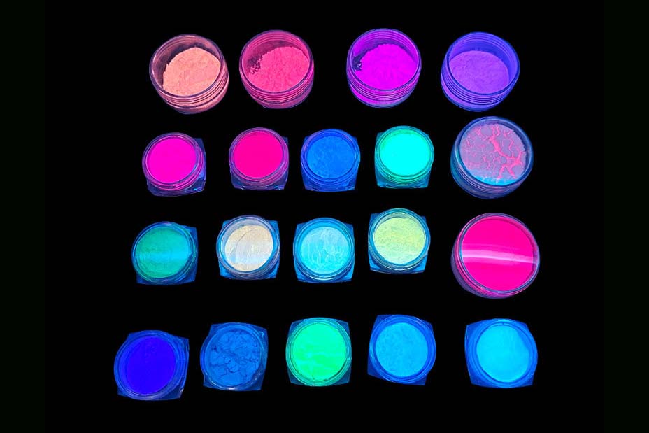 Colors of UV reactive powder under UV light